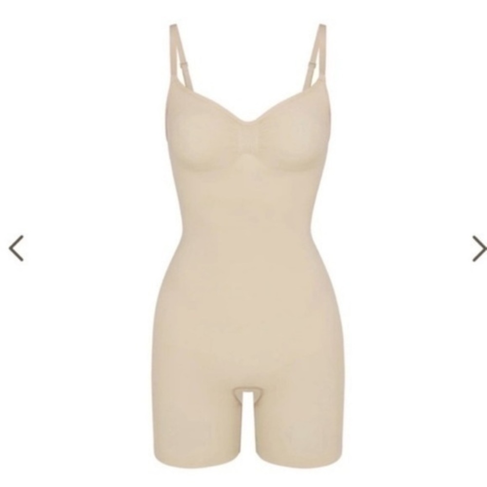 SKIMS SEAMLESS SCULPT MID THIGH BODYSUIT SAND SMALL